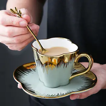 Europeu de Cerâmica, Copos de Café Pintado de Ouro Xícaras e Pires Conjunto de inglês Flor Xícaras de chá de Alta qualidade para Casais Presente Xícaras e Pires